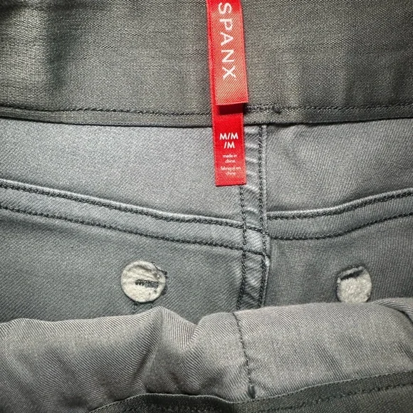 SPANX Women's Gray Cargo Shorts - Picture 2 of 4